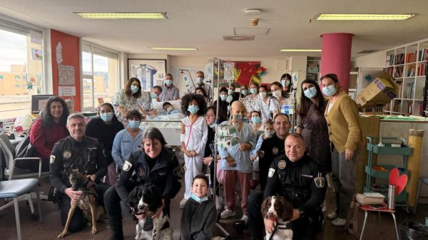 Fotografia de la visita de la Unidad Canina de la Policia Local de Alicante a la seccion de Pediatria y Oncologia Pediatrica del Hospital General Doctor Balmis