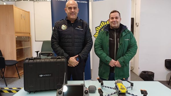 Un dron despega para reforzar la Policía Local de Tavernes de la Valldigna 12 Fotografia del acto de presentacion