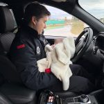 Fotografia del policia local con la bebe