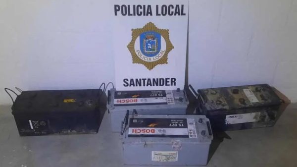 La Policía Local de Santander detiene a un conductor tras una persecución peligrosa y con material robado 13 PL Santander baterias