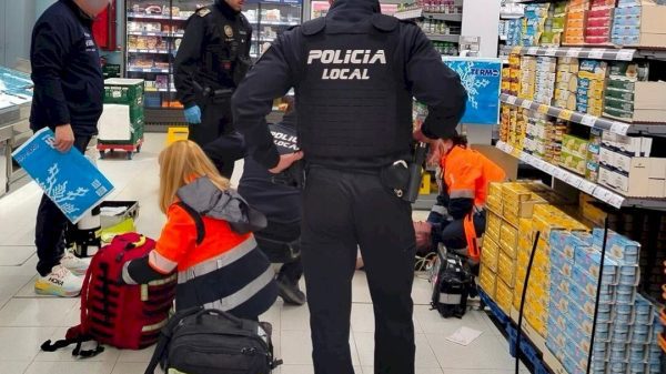 Héroes en Xilxes: la Policía Local salva la vida de un vecino durante su compra gracias a una intervención impecable 13 supermercado xilxes asistencia sanitaria