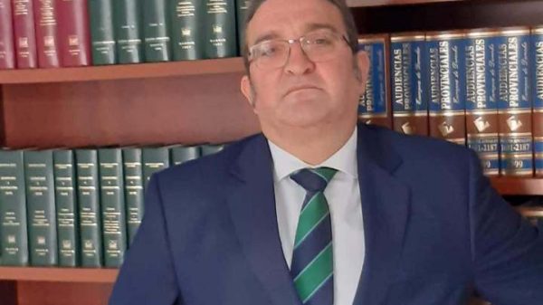 La Policía Local de Huelva distingue a su letrado de referencia con la Medalla al Mérito 9 Abogado Enrique Arroyo 1