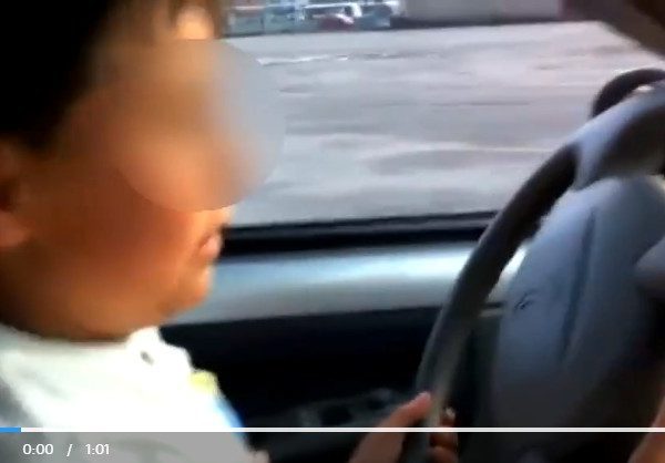 La Policía Local de Vigo intercepta a un menor de 13 años conduciendo marcha atrás 10 Fuente Atlas La Verdad Nino conduciendo