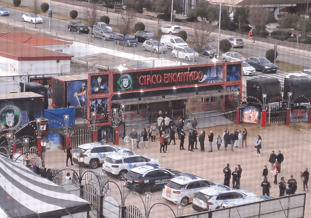 La Policía Local de Badajoz hace magia y el circo desaparece antes del estreno 1 Imagen El Circo Encantado clausurado 1