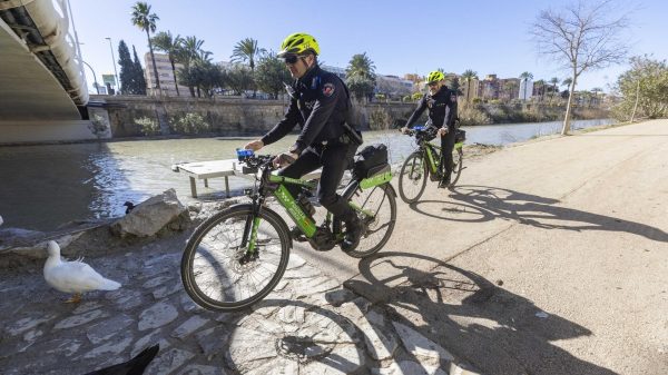Imagen de la patrulla por la mota del rio