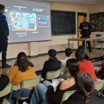Imagen de los agentes en el centro educativo