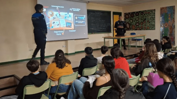 La Policía Local de Mos no pone multas en febrero, pone conciencia 9 Imagen de los agentes en el centro educativo