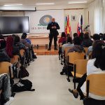 Imagen del Agente Tutor realizando una charla en un instituto