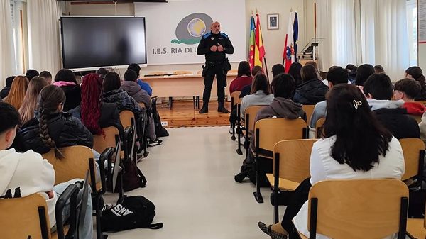 El Agente Tutor, clave en la seguridad juvenil de Camargo 13 Imagen del Agente Tutor realizando una charla en un instituto