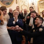 Instante de la pedida de matrimonio de Chechu a Marina