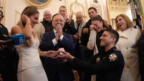 Instante de la pedida de matrimonio de Chechu a Marina