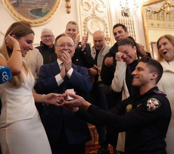 Instante de la pedida de matrimonio de Chechu a Marina