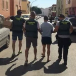 La Guardia Civil con uno de los detenidos en la operacion 1