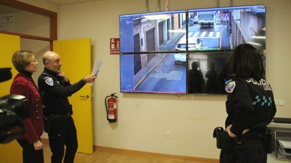 La Solana implanta una red de 32 cámaras para reforzar la seguridad ciudadana y el control del tráfico 14 La alcaldesa recibe informacion sobre el funcionamiento de las camaras 1 1024x683 1