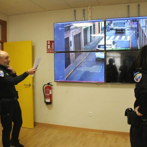 La Solana implanta una red de 32 cámaras para reforzar la seguridad ciudadana y el control del tráfico 6 La alcaldesa recibe informacion sobre el funcionamiento de las camaras 1 1024x683 1