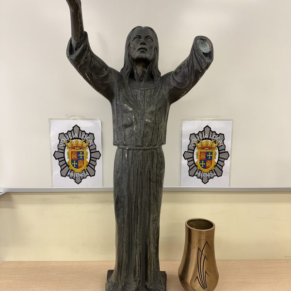 ¿Qué hacía con un Cristo en una carretilla? La Policía Local de Palencia lo identifica en plena noche 11 PL Palencia Cristo