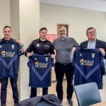 Fotografia de la Policia Local de Melilla y representantes de la UD Melilla