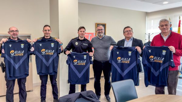 Fotografia de la Policia Local de Melilla y representantes de la UD Melilla