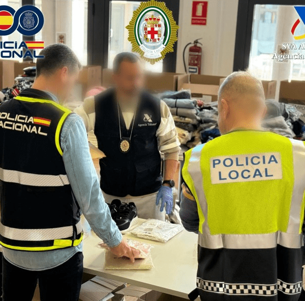 Desmantelado en Almería uno de los mayores puntos de venta de ropa falsificada de la provincia 10 Policia Local de Almeria