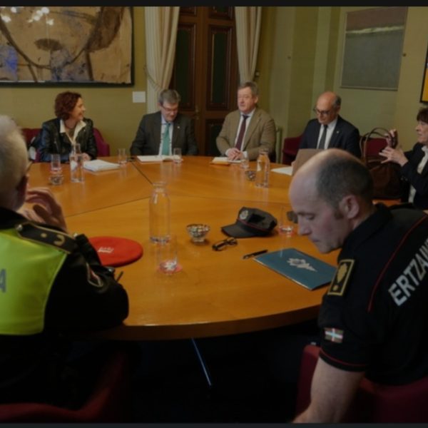 Balance de criminalidad en Bilbao: leve descenso de los delitos patrimoniales y repunte de la ciberdelincuencia 5 Un momento de la reunion